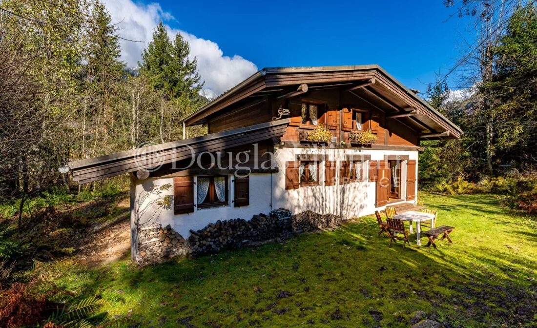 CHAMONIX – Chalet Pivoine, une propriété de 2 chambres située sur un terrain de 2400 m²
