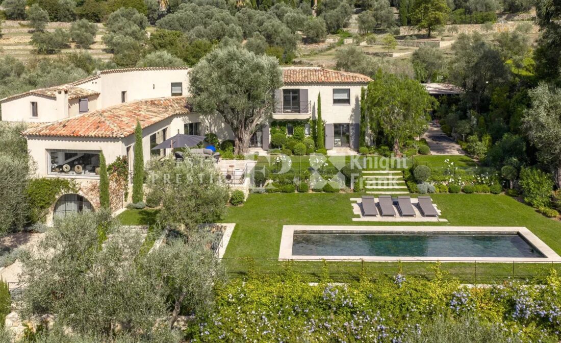 PROCHE VALBONNE – Villa d’exception avec vue mer et oliveraie