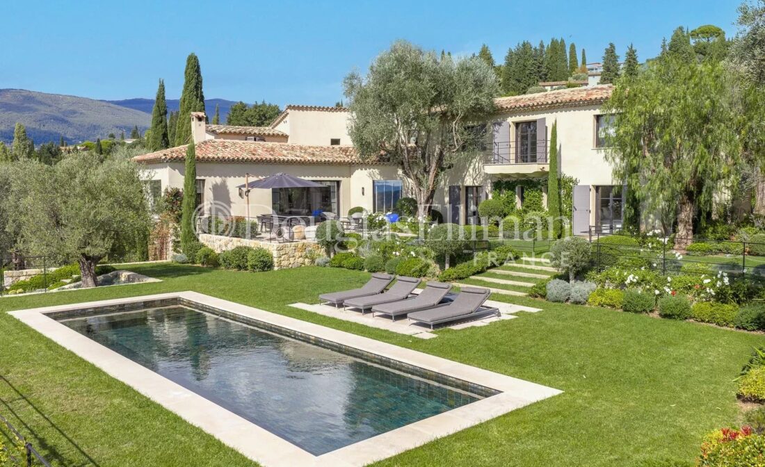 PROCHE VALBONNE – Villa d’exception avec vue mer et oliveraie