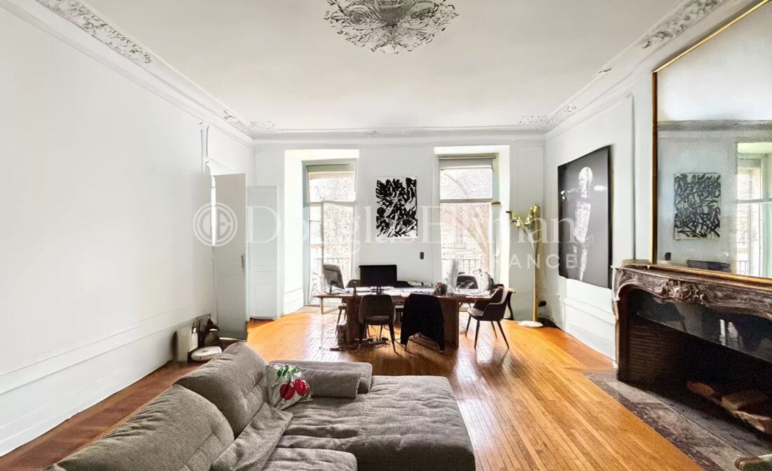 Charming Bordeaux Apartment with Fireplace and Tech Amenities