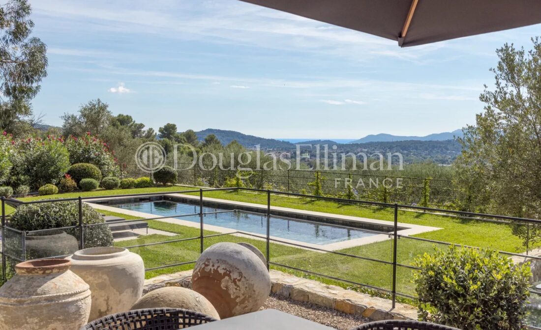 PROCHE VALBONNE – Villa d’exception avec vue mer et oliveraie