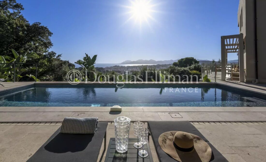 LE CANNET – Superbe villa contemporaine avec vue mer panoramique