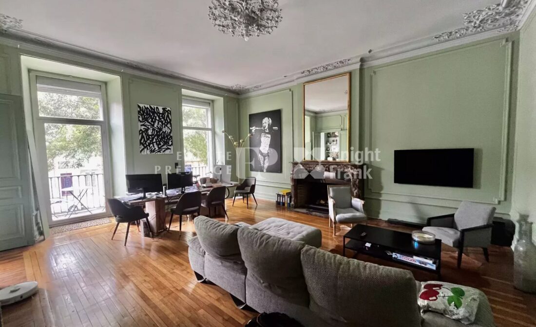 BORDEAUX CHARTRONS – Appartement ou bureaux avec balcon