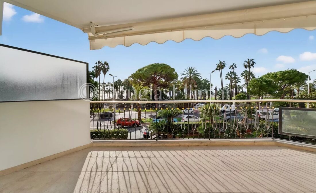 CANNES PALM BEACH – Superbe appartement rénové – pointe Croisette