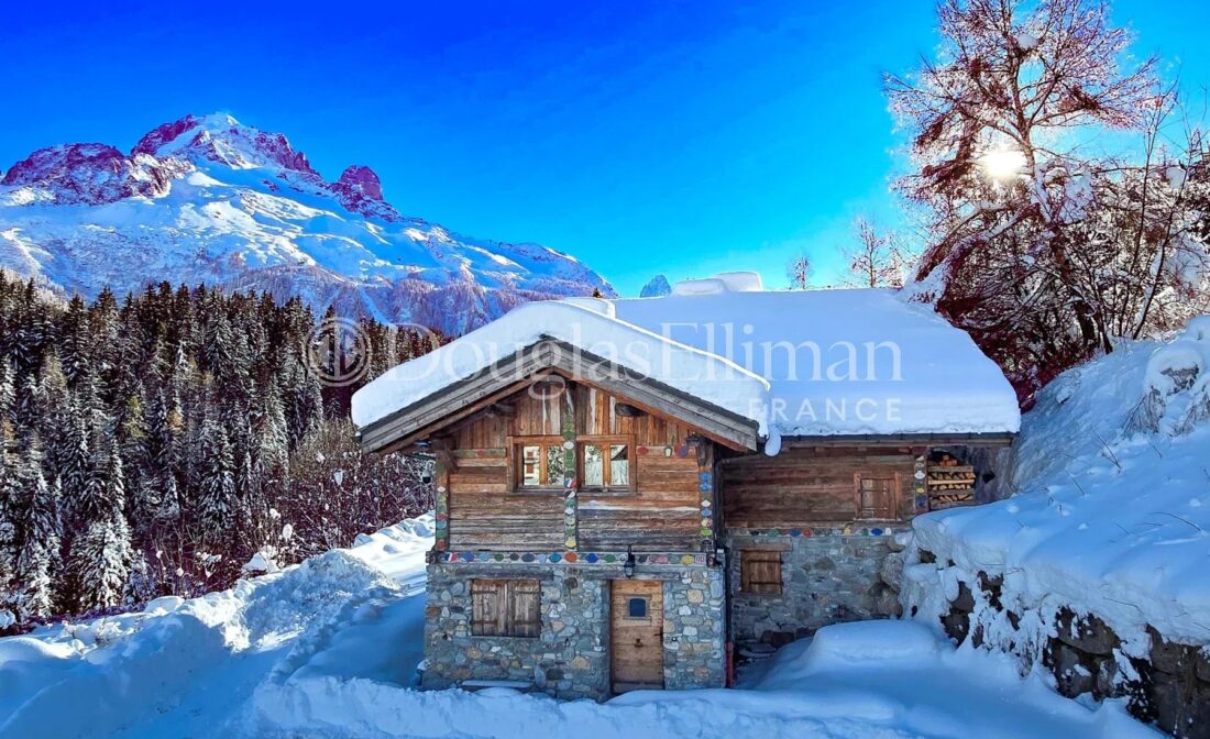 CHAMONIX – Le Chalet Hana, exemple de l’élégance de l’artisanat savoyard, est un chalet de 6 chambres