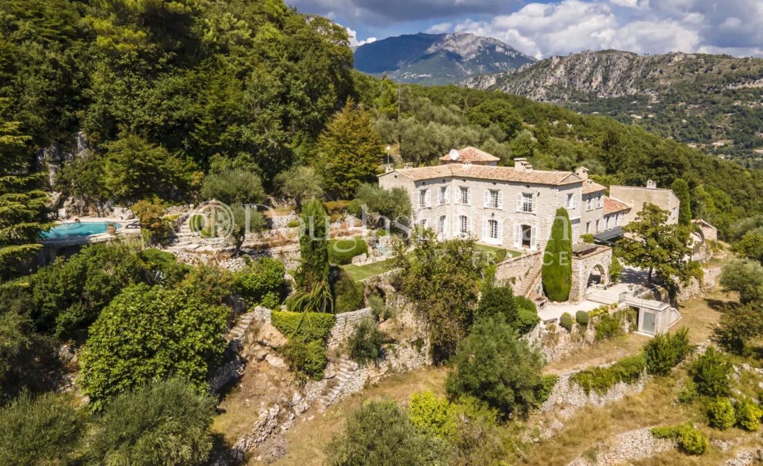 PROCHE NICE  – Magnifique château et dépendances avec vue dégagée