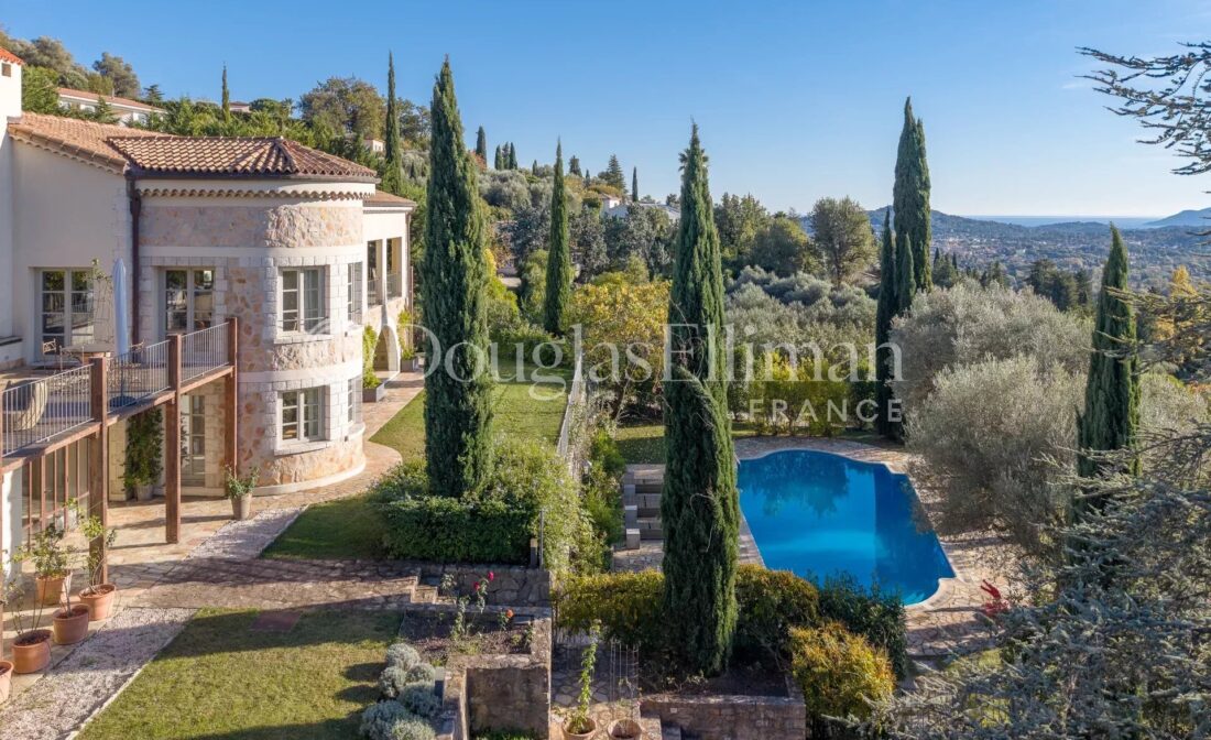 GRASSE – Élégante Bastide en Pierre avec Vue Panoramique et Espaces Extérieurs d’Exception