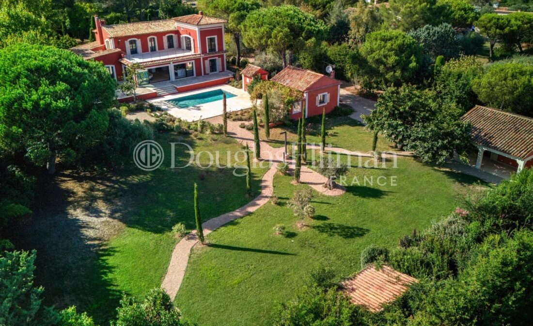 PROCHE VALBONNE : Villa de Style Toscan au Castellaras