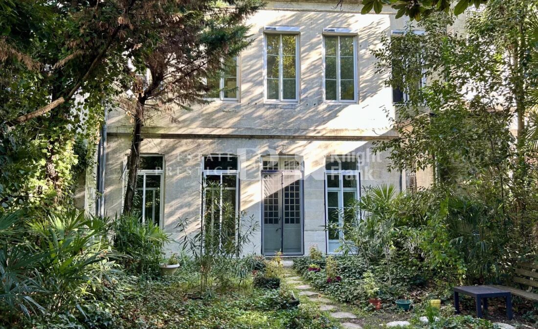 BORDEAUX – Mansion with garden