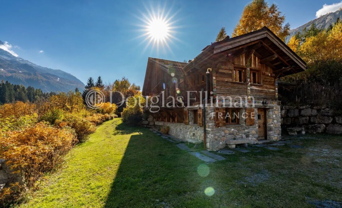 CHAMONIX – Le Chalet Hana, exemple de l’élégance de l’artisanat savoyard, est un chalet de 6 chambres