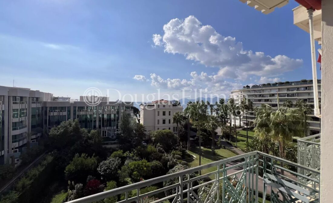 CANNES CROISETTE – Appartement 5 pièces avec vue mer
