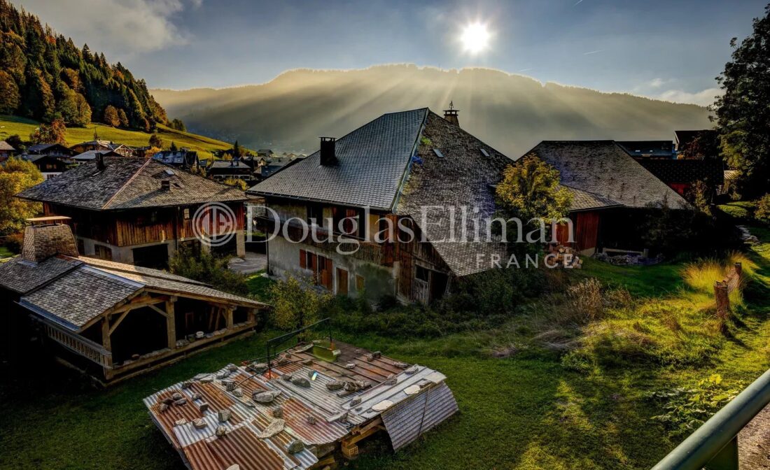 MORZINE – Ferme mitoyenne avec permis de construire pour la création d’une propriété de 5 chambres
