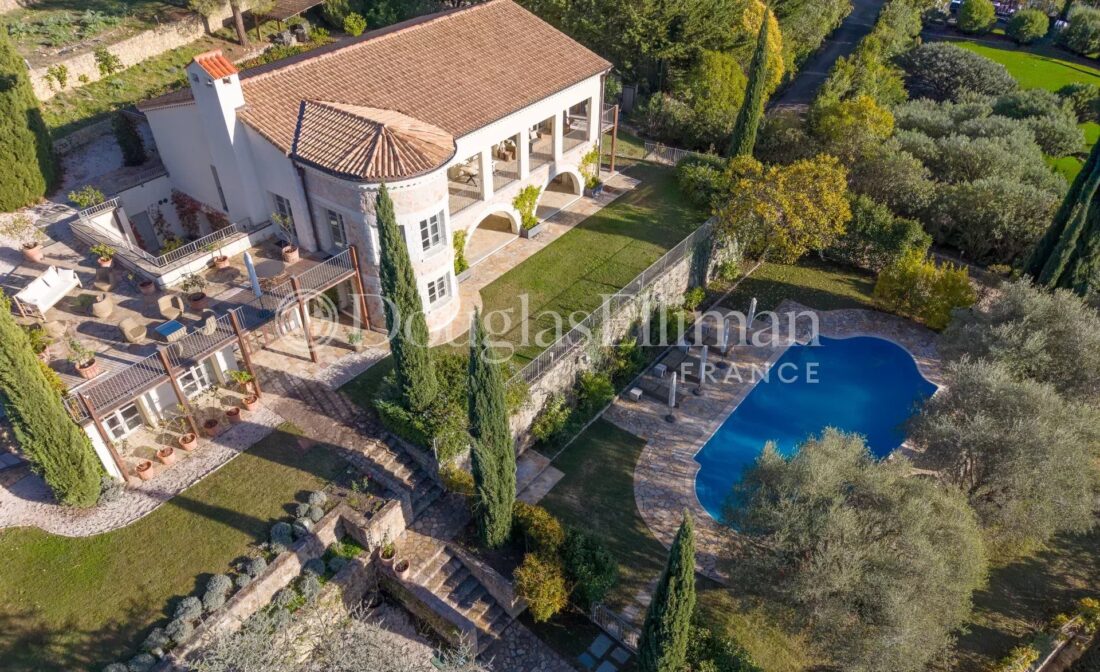 GRASSE – Élégante Bastide en Pierre avec Vue Panoramique et Espaces Extérieurs d’Exception