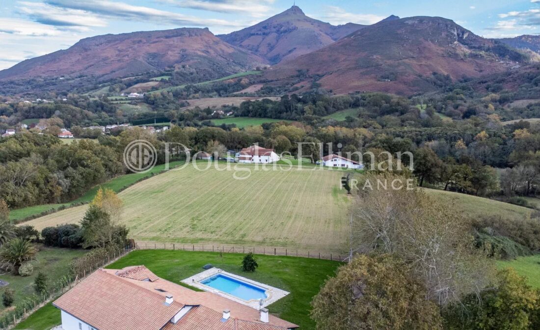 URRUGNE – Vue imprenable sur les montagnes, caractère et potentiel au cœur du Pays Basque