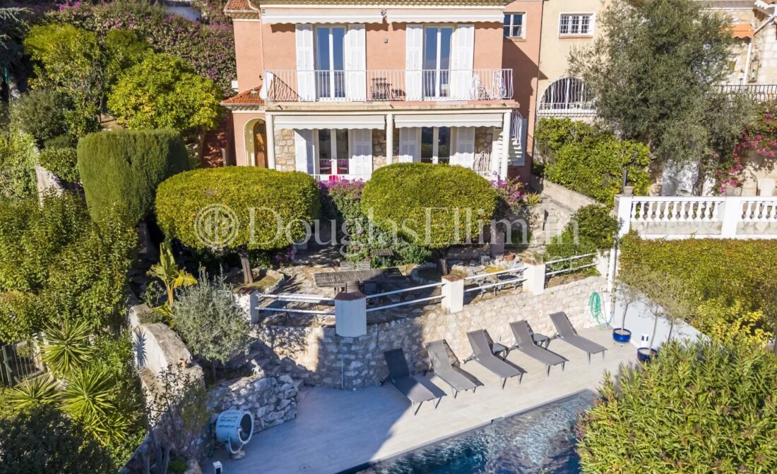 VILLEFRANCHE-SUR-MER – Charming renovated Provencal villa with sea view