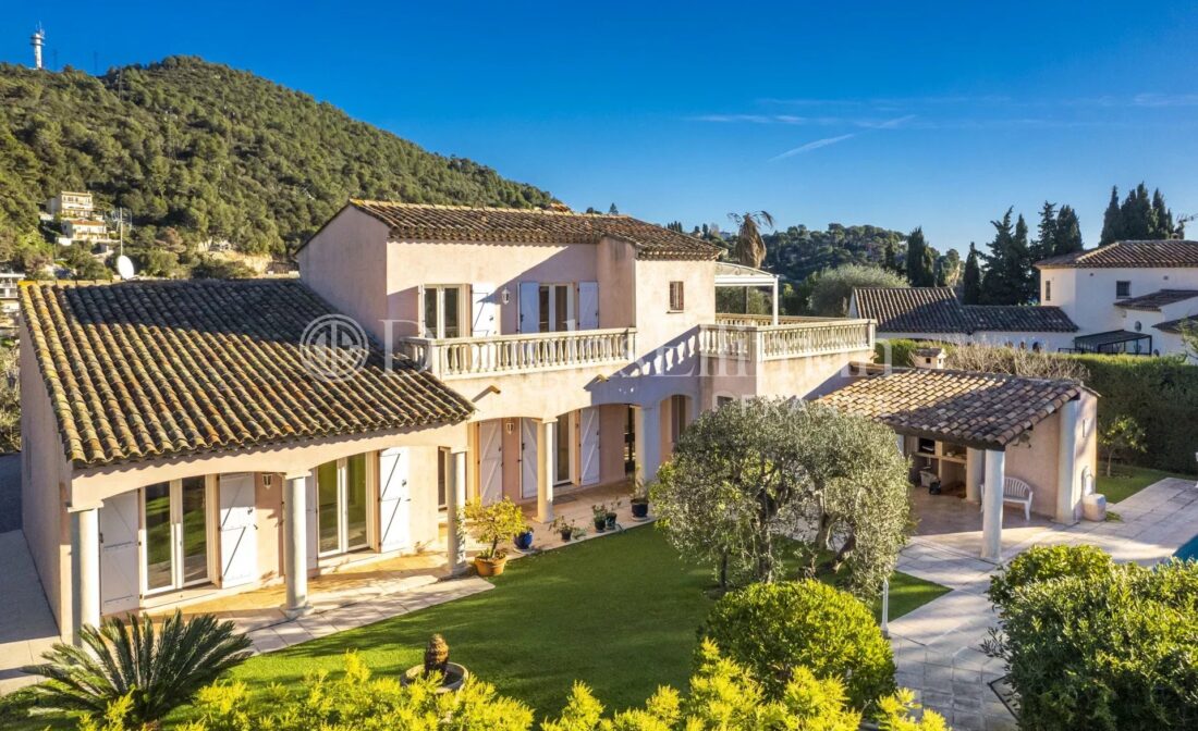 VILLEFRANCHE SUR MER –  Maison de charme avec piscine dans domaine privé