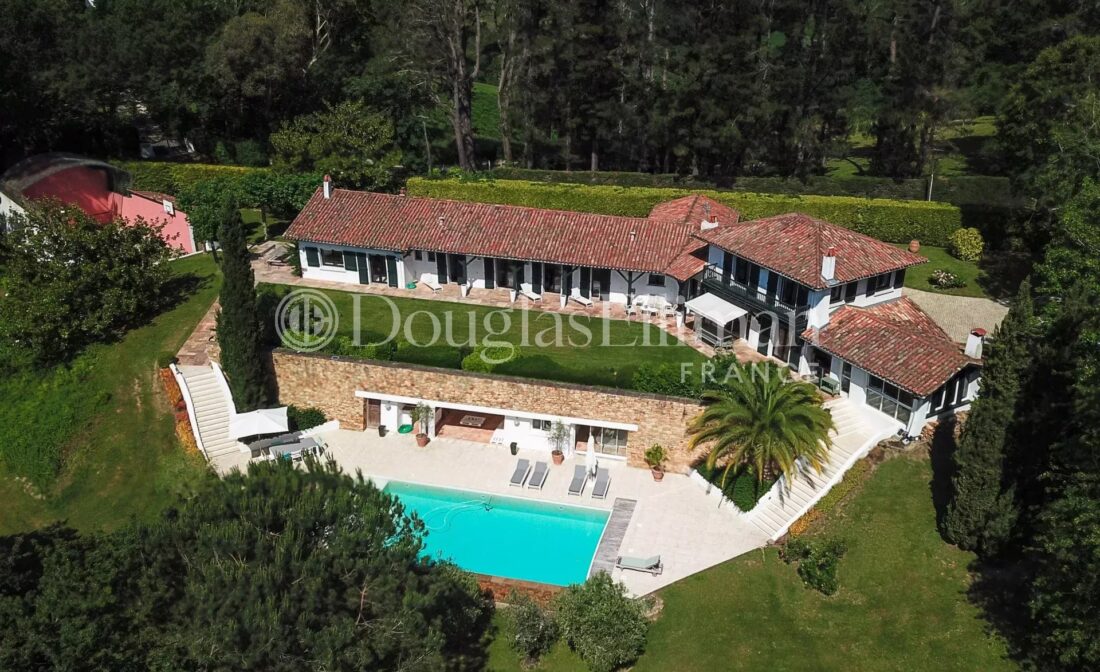 URRUGNE – Villa with pool and mountain view