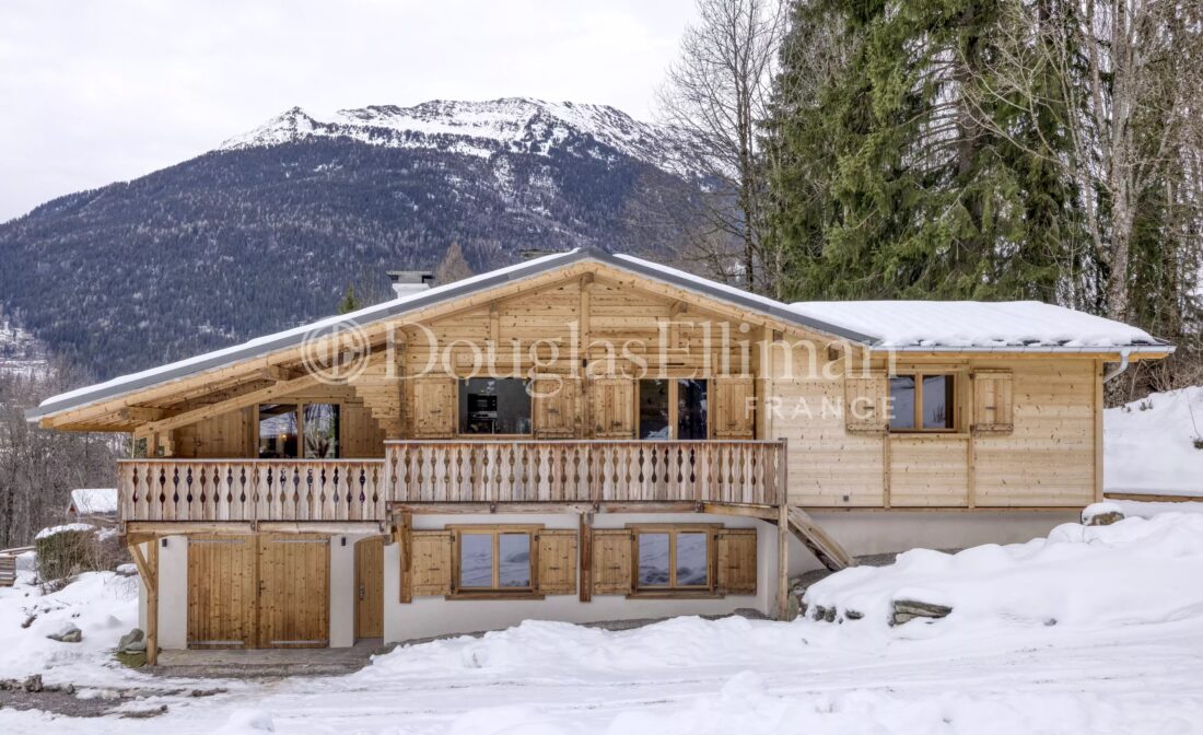 LES HOUCHES – Chalet confortable de 4 chambres récemment rénové, situé dans une rue calme aux Houches.