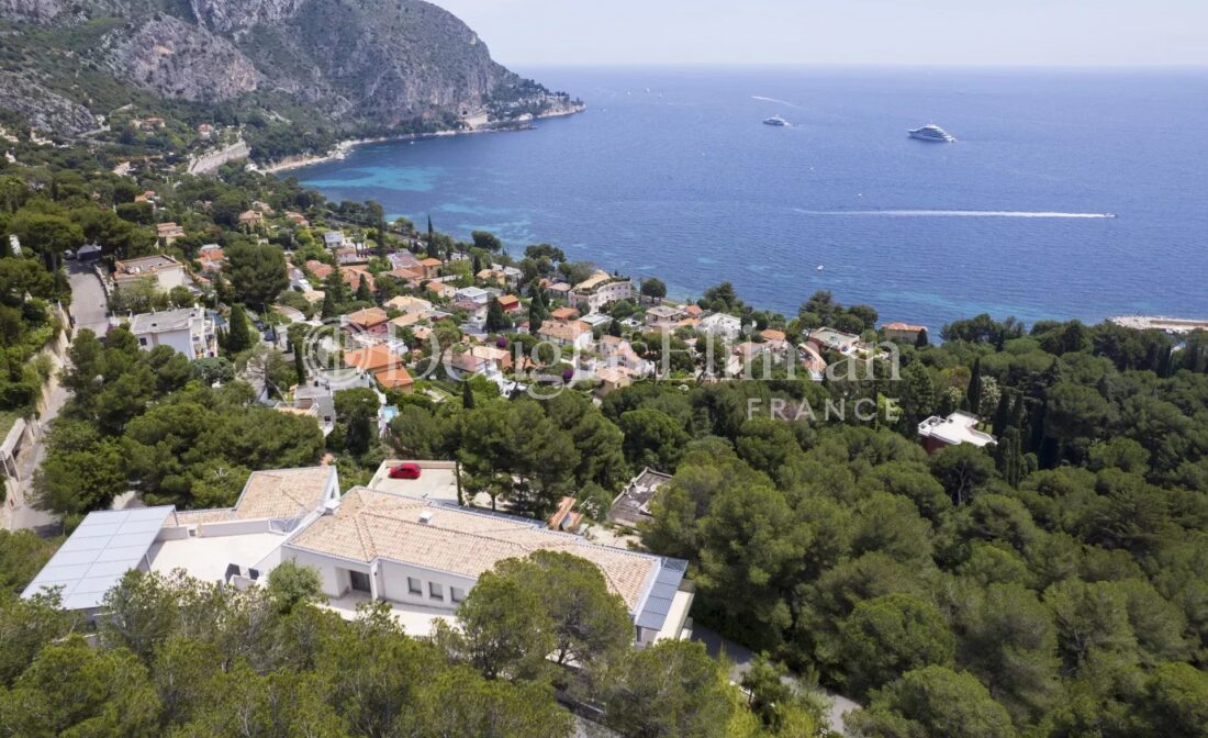 EZE-BORD-DE-MER  –  Élégante villa offrant une vue panoramique sur la mer