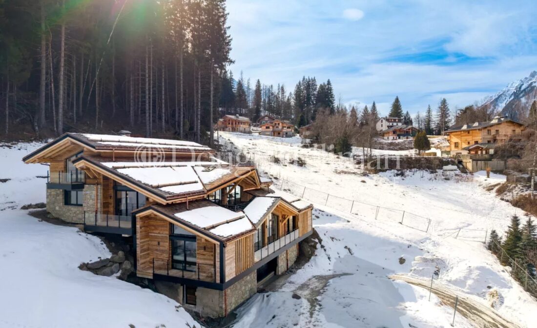 CHAMONIX – Chalet de luxe récemment achevé, comprenant 5 chambres et une piscine, situé au Lavancher.