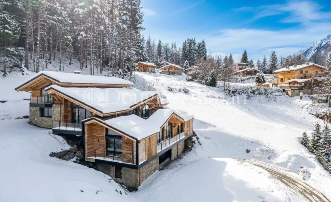 CHAMONIX – Chalet de luxe récemment achevé, comprenant 5 chambres et une piscine, situé au Lavancher.