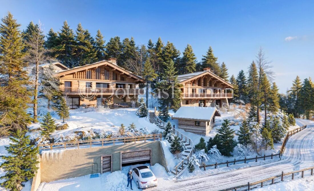 MEGEVE – Chalet familial neuf de grande qualité avec 6 chambres, situé près du centre-ville.