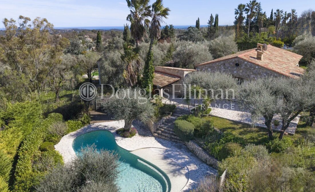 LE ROURET – Single-Storey Stone Villa walking distance to the village